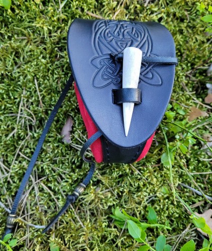 mieszek z klapką czarno-czerwony.jpg